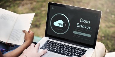 dizüstü bilgisayar kullanan kadın