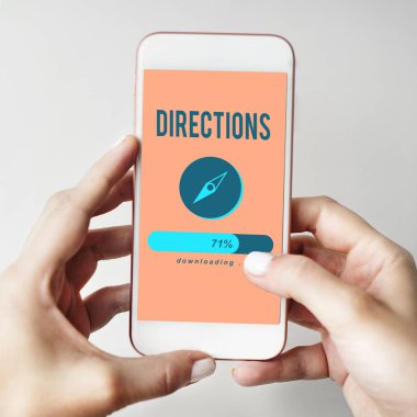 Akıllı telefon kullanan adam 