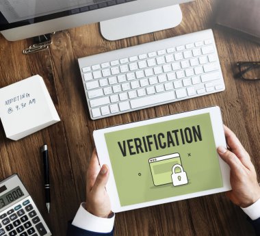 Dijital tablet kullanan işadamı