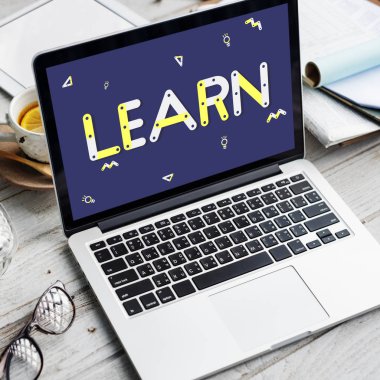 Tablo kavramı üstünde laptop  