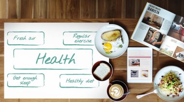 Kahvaltı ve dijital tablet ile ahşap masa