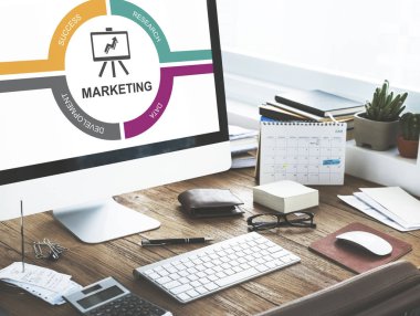 bilgisayarın monitör masada