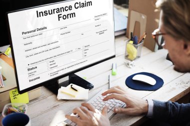 Bilgisayar klavyesinde yazan iş adamı