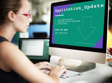 Bilgisayarda çalışan iş kadını 
