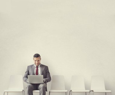 Dizüstü bilgisayar kullanan iş adamı