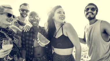 neşeli arkadaşları dışarı asılı 