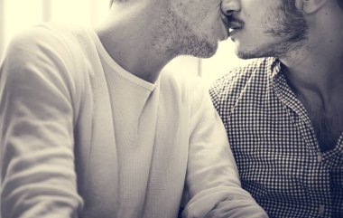 Gay çift öpüşme 