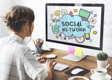 bilgisayar ile çalışan kadın