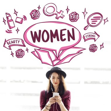 Akıllı telefon tarama şapkalı kadın