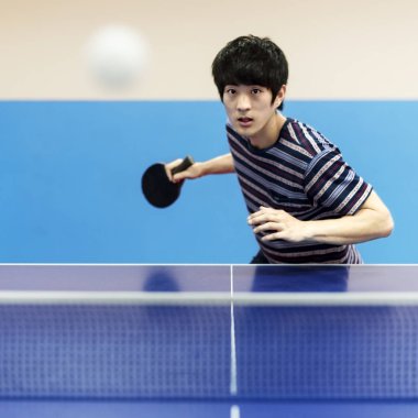 Asya adam oynarken ping pong