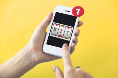 akıllı telefon elinde 