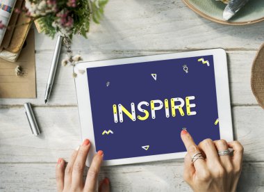 dijital tablet kullanan kadın