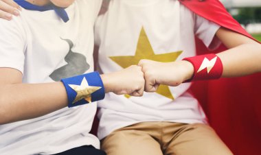 Süper kahramanlar çocuk yumru yumruk 