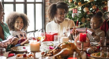 Aile şenlikli bir akşam yemeği ile masada