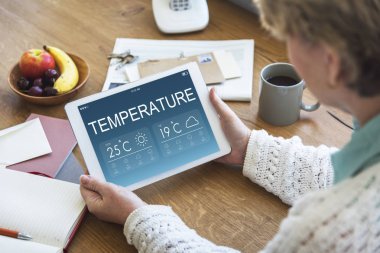 dijital tablet kullanan kadın