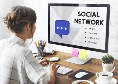 bilgisayar ile çalışan kadın