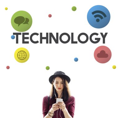 Akıllı telefon tarama şapkalı kadın