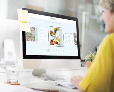 Bilgisayarda Çalışan Kadın