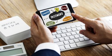 Akıllı telefon kullanan iş adamı