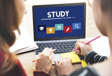 laptop ile çalışan kızlar