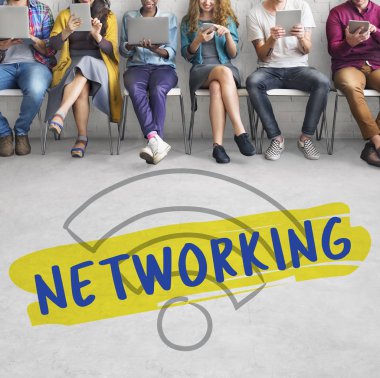 Duvara yakın duran insanlar