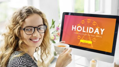 Ofiste bilgisayar kullanan kadın