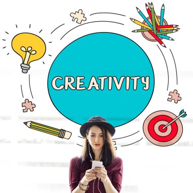 Akıllı telefon tarama şapkalı kadın