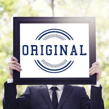 reklam resim çerçevesi tutan işadamı