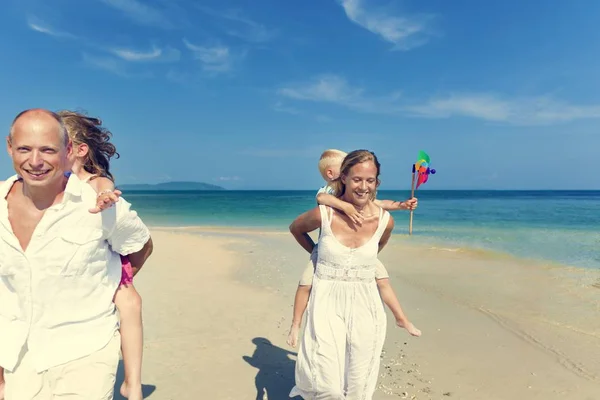 Família se divertindo na praia — Fotografia de Stock