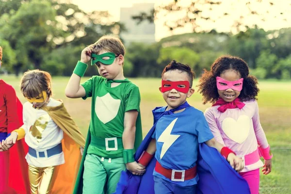 Supereroi Allegri bambini si divertono — Foto Stock