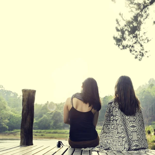 Junge Freundinnen im Wald — Stockfoto