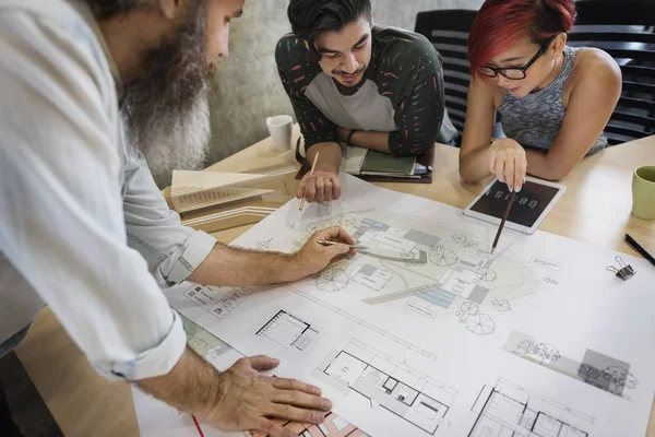 Diseñadores trabajando con Blueprint — Foto de Stock
