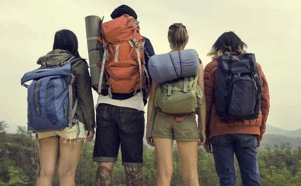 Grupo de jovens mochileiros — Fotografia de Stock