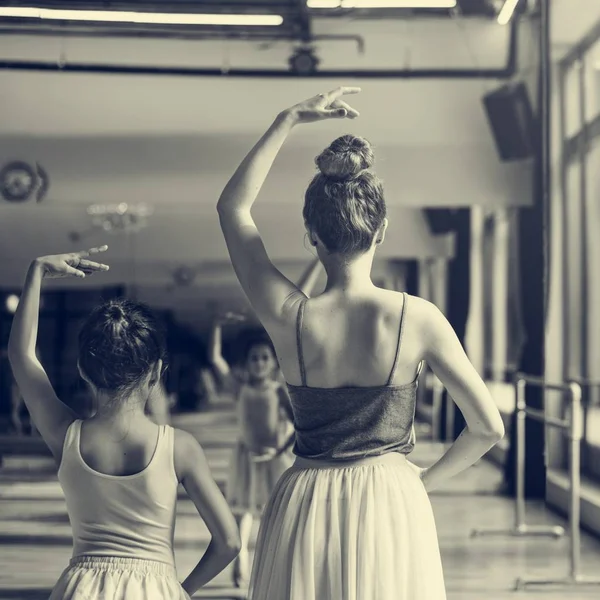 Bailarinas en la escuela de ballet —  Fotos de Stock