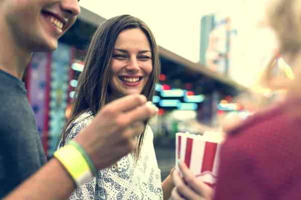 Vrienden eten van pop corn — Stockfoto