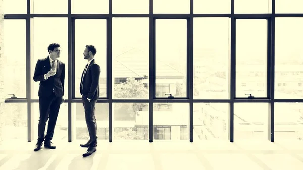 Empresarios trabajando en la oficina — Foto de Stock