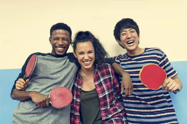 Freunde der Vielfalt mit Tischtennisschlägern — Stockfoto