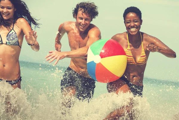 Gente divirtiéndose en la playa — Foto de Stock