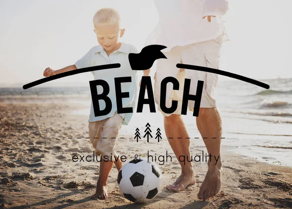 Πατέρας και γιος παίζει ποδόσφαιρο στην παραλία — Φωτογραφία Αρχείου