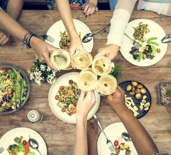 Frauen essen zu Abend — Stockfoto