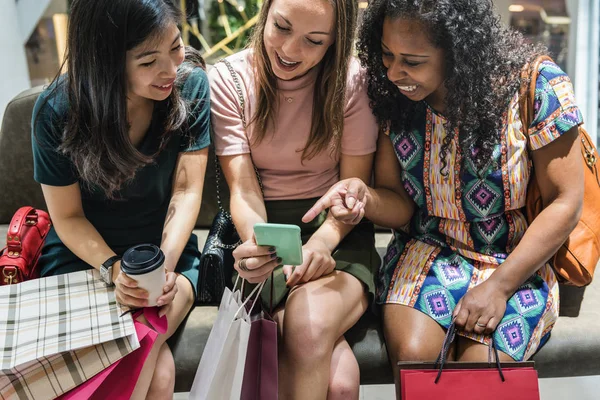 mutlu kız mobil kullanma