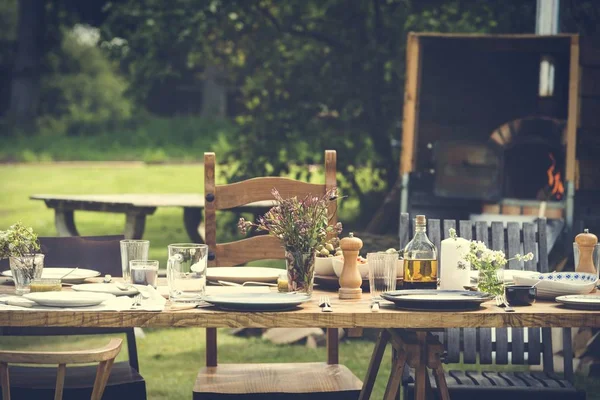 Tavola servita con cibo a pranzo — Foto Stock