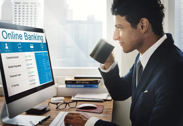 Geschäftsmann arbeitet im Büro — Stockfoto