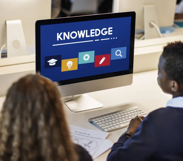 Alunos colegas de classe usando computador — Fotografia de Stock