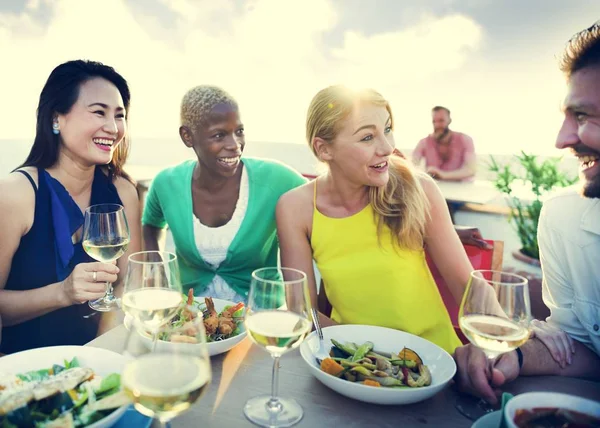 Gruppo di persone alla festa — Foto Stock