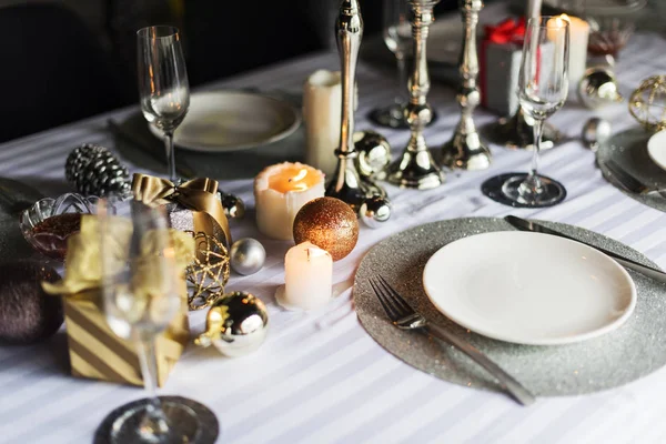 Tabel van de ingerichte en geserveerd in restaurant — Stockfoto