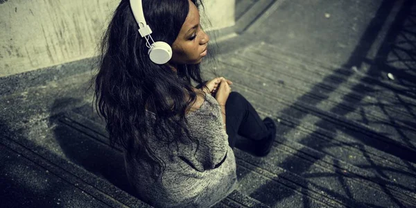 Mulher africana ouvir música — Fotografia de Stock