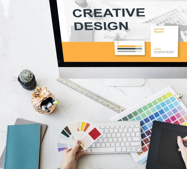 デザイナーのコンピューターでの作業 — ストック写真