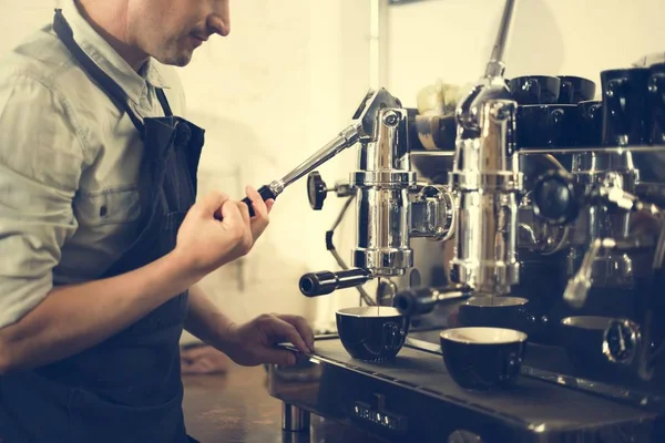 Barista v kavárně — Stock fotografie