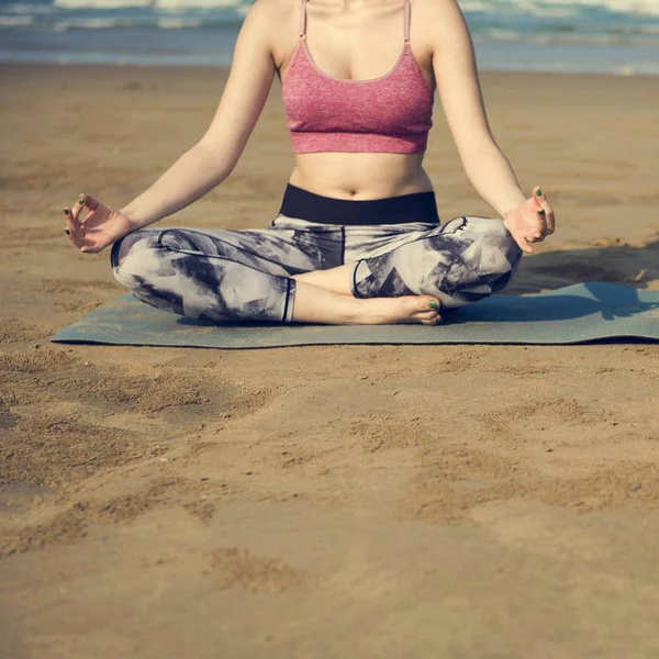 在海滩上做瑜伽的女人 — 图库照片